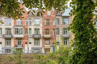 Neoclassicistische rijwoning, gelegen op een absolute toplocatie aan de buitenzijde in Brugge. De ligging aan de rand van de Brugse Vesten zorgt ervoor dat de levendigheid van het stadsleven perfect combineert met het groene karakter van de omgeving en daar bovenop een vlotte verbinding naar de autostrade. Het huis dateert van begin de jaren 1900 en kan mits een doordachte renovatie zijn volledige grandeur terug krijgen. Een prachtige gevel in samenspel met de hoge plafonds en veel lichtinval zullen u absoluut verbazen.<br /><br />Samenstelling: <br />Het gelijkvloers omvat op vandaag het volledige leefgedeelte, salon - eetplaats - keuken met aansluitende wasplaats - het terras en de tuin met berging. Tevens vindt u hier ook een bijkomende berging onder de trap. <br />Op het eerste verdiep (het bel-étage niveau) vinden we op vandaag 2 slaapkamers waarvan 1 met terras aan de tuinzijde en 1 met een balkon en prachtig uitzicht op de Vesten. Dit verdiep zou een adembenemende woonruimte kunnen worden. <br />Op het tweede verdiep is de badkamer en een 3de slaapkamer. <br />Het derde verdiep bestaat uit de 4de en 5de slaapkamer. <br />Via een vaste trap bereiken we de ruime zolder.<br /><br />Dit is het ideale project voor wie droomt van een historische en karaktervolle woning in Brugge, met ruimte, licht en een uitzonderlijke locatie.<br /><br />Neem contact met me op voor al uw vragen of om een vrijblijvend en persoonlijk bezoek ter plaatse vast te leggen (7 dagen op 7): 0478 93 72 00 of maxime@maelsteen.be