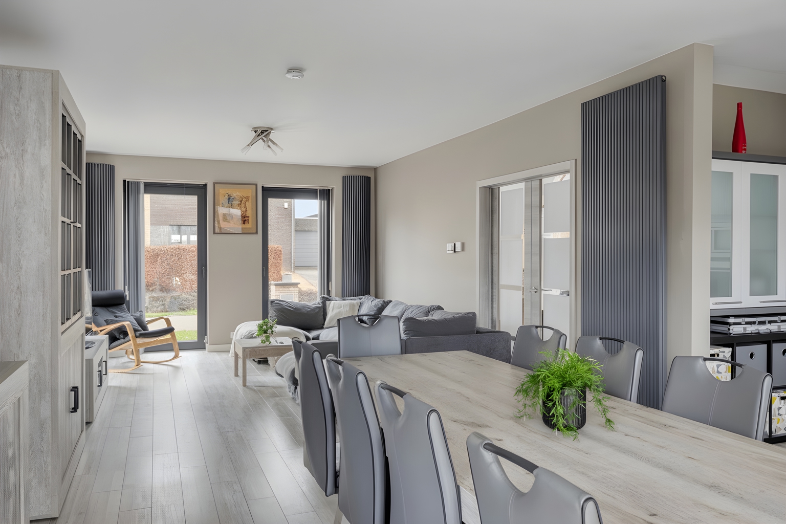 INSTAPKLARE WONING MET PRAKTIJKRUIMTE/BUREEL EN ZWEMBAD   - foto 4