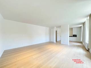 Dit prachtig appartement bevindt zich in het hart van Brugge, vlakbij de Kartuizerinnenkapel en op slechts 50 meter van de markt. Het gebouw dateert uit 2019 en combineert een moderne uitstraling met de charme van de binnenstad. Dankzij de uitstekende ligging geniet u hier van alle stedelijke voorzieningen binnen handbereik.<br /><br />Het appartement beschikt over twee ruime slaapkamers en een volledig afgewerkte badkamer met inloopdouche, dubbele lavabo en wc. De bewoonbare oppervlakte bedraagt 120 m², met een hoogwaardige afwerking en een exclusieve residentiële uitstraling, waaronder een stijlvolle parketvloer in de leefruimte. Hierdoor ontstaat een warme en uitnodigende sfeer, ideaal om tot rust te komen.<br /><br />Daarnaast behoort een ruime kelder tot het pand, wat extra opslagmogelijkheden biedt. <br />Dit appartement is een ideale combinatie van comfort, ruimte en locatie in het historische Brugge.<br /><br />* hoogstaande afwerking<br />* 50m van de markt<br />* totale oppervlakte 120 m2<br />* epc : Label B 132 kWh ( m2/ jaar )