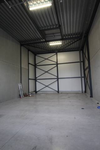 Nieuwbouw loods van 132,71 m² te huur langs de Schaapbruggestraat te Roeselare.<br />Opgebouwd uit staalstructuur met beton onder element en sandwichpanelen + steeldeck
<ul>
<li>Sectionale poort met deur en glassectie </li>
<li>Vrije hoogte van 6m </li>
<li>Toegangssysteem met smartphone</li>
<li>Drijfkracht 400V+N</li>
<li>Ledverlichting </li>
<li>Brandklasse C</li>
<li>1 Parkeerplaats inbegrepen</li>
</ul>
Huurprijs is € 597,20 / per maand (Ex. btw).<br />Prijs inclusief gemeenschappelijke kosten<br /><br />De loods is onmiddellijk beschikbaar. <br />Neem vrijblijvend contact op voor meer informatie.