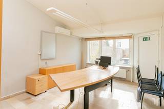 Commercieel gelegen kantoorgebouw met parking, uitweg en appartement met 3 slaapkamers.STARTPRIJS: Elk bod boven deze startprijs, wordt voorgelegd...