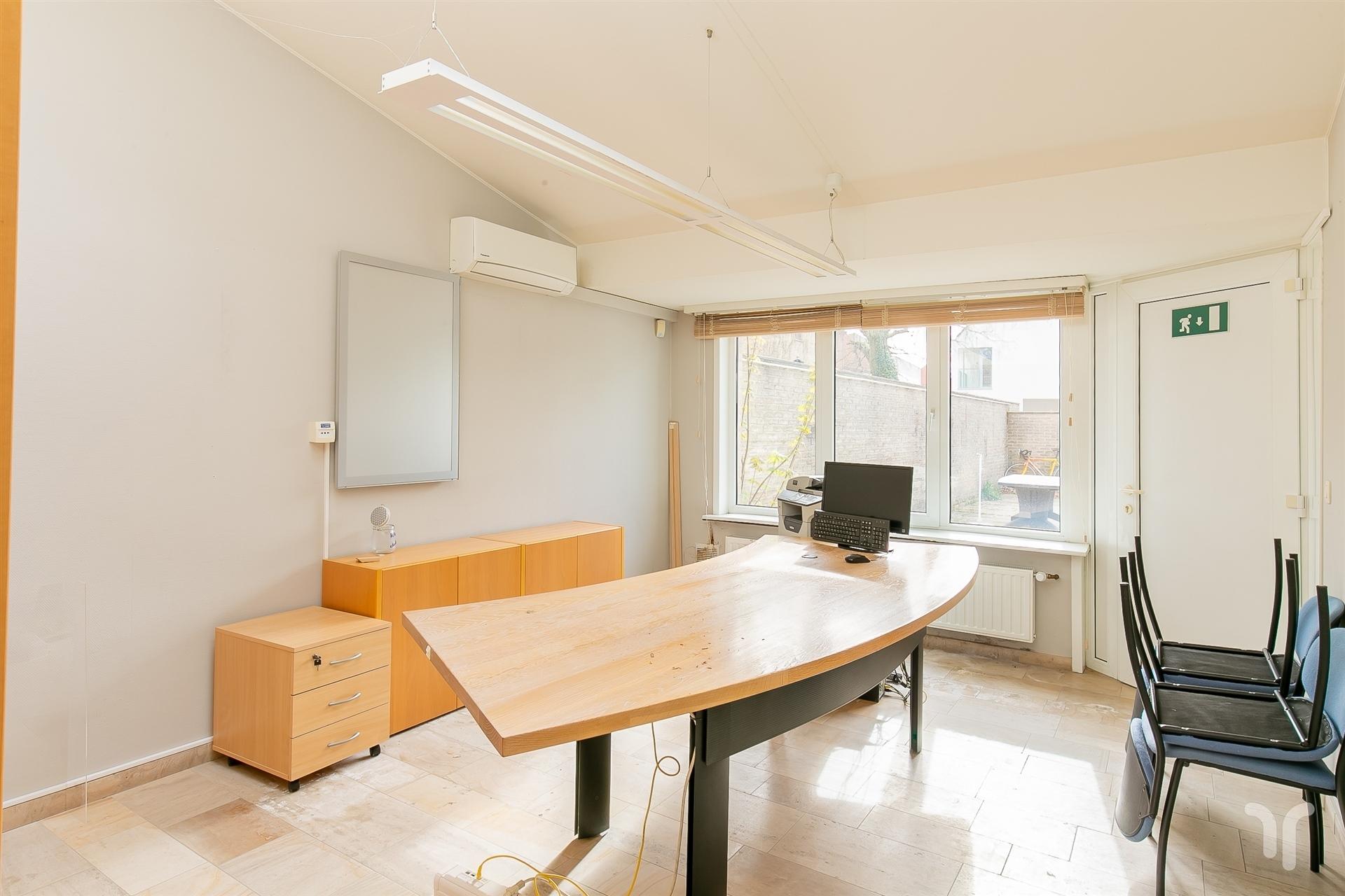 Commercieel gelegen kantoorgebouw met parking, uitweg en appartement met 3 slaapkamers. - foto 3