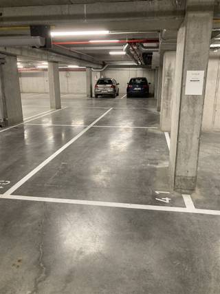 <p>PLACE DE PARKING A LOUER dans la résidence SAFFROU UV 3 "Parkzicht" à Blekerijstraat 46 à 9700 Oudenaarde.</p><p>Vous avez du mal à trouver un parking à Audenarde ? <br />Cette place de parking souterrain est à louer.</p><p>Le prix est de 78 €/mois + 2 €/mois de charges communes<br /><br />Intéressé ? <br />Demandez une visite ou des informations via notre site web www.immodhondt.be </p>