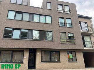 Gelijkvloers éénslaapkamer appartement in het centrum van Geel.Indeling van het appartement: woonkamer met open keuken (tegels; 19m²) geïnstalleerd...