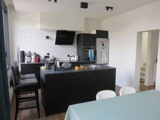 Op een uitstekende ligging, midden in het centrum van Hove, bevindt zich dit gezellige en modern ingericht duplexappartement. Dankzij de centrale ligging bevinden winkels, openbaar vervoer, horeca en alle dagelijkse voorzieningen zich op wandelafstand.<br />Het appartement beschikt op het gelijkvloers over een volledig privatieve inkomhal met trap naar het woongedeelte. Op de 1ste verdieping vindt u een gezellig salon en een moderne volledig ingerichte keuken met alle toestellen en ruimte om comfortabel te tafelen. <br />Op de 2de verdieping geeft de nachthal toegang tot 2 slaapkamers, voorzien van nieuwe veluxramen die zorgen voor veel natuurlijk licht. Verder is er de badkamer met inloopdouche en lavabomeubel en een aparte ruimte met toilet en aansluiting voor wasmachine.<br />Dit appartement is ideaal voor een startend koppel!<br />Maandelijkse kosten: 180 euro: verbruik water, elektriciteit, aardgas en internet. Er is geen afzonderlijke tv- of vaste telefoonaansluiting aanwezig. Beschikbaar vanaf 15 juli 2026. 3 maanden waarborg.