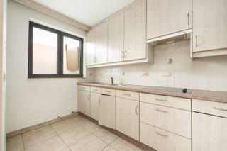 <strong>Ruim 2-slaapkamerappartement met groot terras (16 m²)</strong><br /><br />Ruim en verzorgd tweeslaapkamerappartement in een solide gebouw, met een lichtrijke leefruimte en open keuken van ca. 50 m².<br /><br />Het appartement beschikt over twee volwaardige slaapkamers (ca. 15 m² en 12 m²), die beide directe toegang bieden tot het ruime terras van 16 m², ideaal om in alle rust van buitenruimte te genieten. Verder omvat de woning een badkamer, een aparte wc en een praktische bergruimte.<br /><br />Mogelijkheid tot aankoop van een parkeerplaats. Een comfortabele en functionele woonoplossing, geschikt voor zowel eigen bewoning als investering.