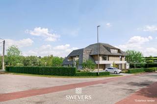 Voor uitgebreide info, surf naar www.SWEVERS.be! – Volgens de oude sage wordt er op de plek waar de regenboog de aarde raakt een schat gevonden. En die plek ligt zonder twijfel hier in de Regenbooglaan lot 7 in Heusden-Zolder. We bevinden ons in Bolderberg, een zeer gegeerd dorp in Heusden-Zolder. De Regenbooglaan ligt in een residentiële wijk, op een boogscheut van de pittoreske dorpskern. Lot 7 staat gelijk aan een fantastische bouwgrond van maar liefst 19a 19ca groot. Aangezien dit een hoekperceel is, zijn er heel wat verschillende mogelijkheden om jouw droomvilla vorm te geven. Creëer jij een zalig zonneterras voor die zomerse barbecues, geniet je aan graag aan jouw zonovergoten zwembad of mag de ochtendzon jouw ’s morgens langzaam wekken? Speel hier zelf met de oriëntatie die het beste bij jou past. Bolderberg is een zeer fijn dorp dat voornamelijk bekend staat omwille van zijn uitstekende bereikbaarheid. Met zowel de E313 als de E314 op slechts vijf minuten afstand profiteer je hier van een uitstekende woon-werkverbinding in iedere windrichting. De gerenommeerde basisschool, de scoutsvereniging en de talrijke sportclubs zorgen voor een harmonieuze en sociale gemeenschap. Je woont hier omringd door de meest magnifieke natuur rond de Kluis en Terlaemen. Het uitgebreide fiets- en wandelroutenetwerk passeert op een steenworp afstand van je deur. Interesse? Bel ons vandaag nog voor een afspraak. tel. 011 255 155.
