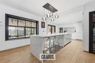 <p><span>Maison individuelle rénovée avec 4 chambres et jardin agréable à vendre à Walshoutem</span></p><p><span>Cette belle maison individuelle des années 60 a fait l'objet d'une rénovation complète et qualitative en 2024, avec un confort et un espace contemporains. Située le long de la Steenweg op Sint-Truiden à Walshoutem (Landen), vous bénéficierez d'une excellente accessibilité avec un accès facile à l'E40 et aux villes environnantes telles que Landen, Hannuit, Gingelom et Sint-Truiden. De plus, le centre commercial de Landen n'est qu'à 3 km et un arrêt de bus est accessible à pied.</span></p><p><span>En entrant dans la propriété, vous pénétrez dans un hall d'entrée particulièrement spacieux qui donne immédiatement le ton pour le reste de la maison. L'espace de vie lumineux est relié de manière transparente à la cuisine moderne et ouverte, qui est équipée d'un généreux îlot de cuisine. Cet îlot se prolonge élégamment dans la salle à manger, qui peut accueillir jusqu'à huit personnes, ce qui est idéal pour les dîners conviviaux et les réceptions.</span></p><p><span>La véranda adjacente est dotée d'un charmant coin pour le petit-déjeuner et offre une vue magnifique sur le jardin. Au rez-de-chaussée, vous trouverez également des toilettes pour les invités et une pièce de rangement pratique. Par la véranda, vous pouvez accéder au sous-sol, où vous trouverez une salle de stockage spacieuse, le garage avec portail électrique et la buanderie.</span></p><p><span>Au premier étage, il y a deux chambres spacieuses, complétées par une pièce supplémentaire qui pourrait parfaitement servir de bureau, de dressing ou de chambre d'amis. La salle de bains est déjà aménagée, mais demande à être finalisée selon vos goûts.</span></p><p><span>Le deuxième étage, entièrement rénové, offre de l'espace pour deux chambres supplémentaires, ce qui rend cette propriété particulièrement adaptée aux grandes familles ou à ceux qui veulent plus d'espace.</span></p><p><span>À l'extérieur, vous profiterez d'une terrasse spacieuse et d'un jardin accueillant, idéal pour se détendre ou profiter du plein air.</span></p><p><span>Caractéristiques de cette propriété :</span></p><ul><li><span>Entièrement rénovée en 2024 </span></li><li><span>Maison indépendante avec beaucoup d'espace et de lumière </span></li><li><span>Quatre chambres à coucher de taille normale + une pièce multifonctionnelle supplémentaire </span></li><li><span>Cuisine ouverte moderne avec grand îlot de cuisine </span></li><li><span>Véranda avec vue sur le jardin et coin petit-déjeuner confortable </span></li><li><span>Sous-sol avec garage, buanderie et grande pièce de rangement </span></li><li><span>Salle de bains à finir selon les goûts personnels </span></li><li><span>Grenier entièrement aménagé </span></li><li><span>Terrasse spacieuse et jardin agréable </span></li><li><span>Excellente situation à proximité de l'E40 et du centre de Landen </span></li><li><span>Arrêt de bus à distance de marche </span></li></ul><p><span> </span></p><p><span>Vous êtes à la recherche d'une maison spacieuse, clé en main, avec des finitions modernes et un excellent emplacement ? Contactez-nous dès aujourd'hui pour une visite et laissez-vous surprendre par cette propriété unique !</span></p><p><span> </span></p>
