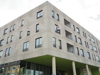 <p><span>Dit stijlvolle appartement bevindt zich op de tweede verdieping van een moderne residentie met lift, op een toplocatie vlak bij het station van Leuven.</span></p><p><span>De lichtrijke leefruimte sluit aan op het terras en vormt samen met de luxueuze open keuken een aangename leefomgeving. De keuken is volledig uitgerust met een vitrokeramische kookplaat, oven, vaatwasser en koelkast. Verder beschikt het appartement over twee slaapkamers van respectievelijk 9 m² en 11,5 m², een badkamer met dubbele lavabo en ligbad met douchemogelijkheid, en een apart gastentoilet.</span></p><p><span>Een ondergrondse autostaanplaats en privatieve kelder zijn inbegrepen. Extra comfort wordt geboden door de ingebouwde muziekluidsprekers in de slaapkamers en badkamer en de geluidswerende ramen.</span></p><p><span>Dankzij de uitstekende ligging bevinden het station, het centrum van Leuven, winkels en openbaar vervoer zich op wandelafstand. Bovendien geniet het appartement van een vlotte aansluiting op de ring van Leuven en de E314.</span></p><p><span>Er zijn geen gemeenschappelijke lasten. </span></p><p><span>Interesse in dit appartement? Contacteer A Property & Pelsmaekers via 02 253 4000 voor meer informatie of een bezoek.</span></p><p><span> </span></p><p><span> </span></p>