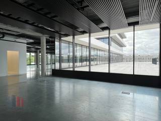 Fenomenaal gelegen nieuwbouw kantoren/polyvalente ruimtes van 902 m² met 309 m² terras te huur op de hoek tussen de A12 en de R0, op slechts 200 m...