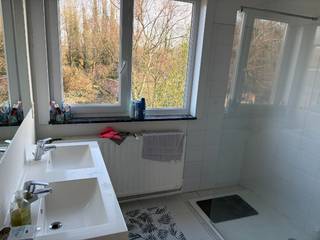 Gunstig gelegen woning in hartje Rumst, in een zéér rustige en aangename woonomgeving.  Dit huis bevindt zich op wandelafstand van het centrum...