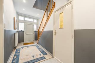 <p>Deze gesloten bebouwing in Machelen combineert ruimte, comfort en een praktische indeling op een rustige ligging vlak bij het centrum en de invalswegen. De woning werd volledig gerenoveerd in 2013 en biedt vandaag een instapklaar geheel met vier slaapkamers, een ruime loods en een veelzijdige tuin van 469 m². Dankzij de zonnepanelen en warmtepomp geniet u bovendien van extra energiezuinigheid en hedendaags wooncomfort. De combinatie van wonen, opslagruimte en buitenruimte maakt dit huis bijzonder interessant voor gezinnen of zelfstandigen die extra plaats zoeken. Een residentiële ligging met vlotte bereikbaarheid vormt hier een extra troef.</p>

<p><strong><u>Belangrijkste ruimtes:</u></strong><br />• Inkomhal (13,3 m²) met toegang tot de verschillende leefruimtes<br />• Gezellige living (28,5 m²)<br />• Functionele keuken (11,6 m²)<br />• Badkamer (4,4 m²)<br />• Vier slaapkamers van 8,2 m², 14,54 m², 17,8 m² en 24,5 m²<br />• Nachthal (9,5 m²)<br />• Kelder (47,4 m²)<br />• Ruime loods/hangar (94 m²) geschikt voor stockage, hobby of professioneel gebruik<br />• Grote tuin (469 m²)</p>

<p><strong><u>Troeven:</u></strong><br />• Volledig gerenoveerde woning sinds 2013<br />• Zonnepanelen en warmtepomp voor extra energie-efficiëntie<br />• Grote loods en ruime tuin op rustige ligging nabij centrum Machelen</p>

<p><span>Meer informatie of een bezoek met Margaux Mulkers? Contacteer ons via +3223351114<br />J</span>OUW DROOMHUIS. ZO GEVONDEN!</p>
