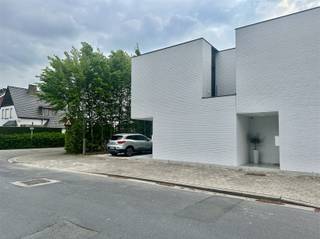 <p><span>ENERGIEZUINIGE NWB TE HUUR IN EINE.</span></p><p><span>Wonen in alle comfort en rust? <br />Ontdek deze prachtige, instapklare nieuwbouwwoning, gelegen in het charmante Eine. <br />Deze woning biedt een perfecte combinatie van modern comfort, uitstekende energieprestaties en een toplocatie vlakbij het centrum van Oudenaarde.</span></p><p><span>Bij het binnenkomen via de inkomhal met apart toilet komt u in de woonkamer met grote raampartijen.<br />De open keuken is voorzien van alle comfort .<br />Aansluitend bevindt zich een praktische berging/wasplaats. <br />Op de eerste verdieping vindt u de nachthal, 3 slaapkamers, apart toilet, badkamer met inloopdouche, bad en dubbele lavabo.<br />Buitenshuis : tuin met terras + privé parkeerplaats + een ruime fietsenberging!</span></p><p><span>Interesse in deze nieuwbouw?<br />Vraag uw bezoek aan via onze website www.immodhondt.be </span></p>