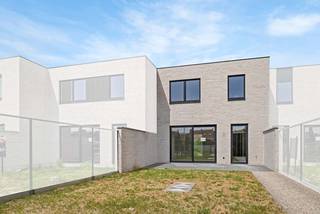 Deze moderne nieuwbouwwoning (lot 14) wordt gerealiseerd in een residentiële omgeving aan een nieuwe invalsweg van de Warandestraat. De woning werd reeds wind- en waterdicht opgebouwd en wordt binnenin verder kwalitatief afgewerkt door Dumobil Woonprojecten naar wens en materiaalkeuze van de koper.<br /><br />De woning met plat dak en 2 volwaardige bouwlagen is voorzien van 3 slaapkamers, een bergruimte, een badkamer met bad, inloopdouche en dubbele wastafel, en 2 aparte toiletten. De leefruimte heeft een open keuken met eiland, een eet- en zithoek, en eventueel een bureauhoek. Naast de keuken is een handige wasplaats voorzien. De gevel wordt afgewerkt met een grijze steen, houten bekleding en zwart buitenschrijnwerk. De woning staat op een perceel van 220 m² en binnen de prijs van de woning hoort een vrijstaande carport, een tuinhuis en de volledige afwerking van de ideale zuidwest gerichte tuin! De woning is uitgerust met duurzame technieken zoals een geothermische warmtepomp en vloerverwarming.<br /><br />Dit nieuwbouwproject is voorzien van groenzones en een fijn wandel- en fietspad waardoor je makkelijk zonder wagen op pad kan. Bijvoorbeeld naar het Kasteel van Moorsele of het Groen Lint Park vlakbij. Daarbij zijn er supermarkten op wandelafstand.<br /><br />Deze all-inprijs excl. kosten omvat een volledig afgewerkte, instapklare woning met álle voorzieningen en omgevingswerken inbegrepen. De totale kostprijs inclusief wettelijke kosten waaronder registratierechten, btw, notariskosten en aansluitingskosten kan je eenvoudig bekijken op onze <u><strong>website</strong></u>: <u><strong>www.dumobil.be/nl/woonprojecten/projecten/moorsele</strong></u>. En/of contacteer onze bouwadviseur Sam Borrey voor meer info: 0483/21.01.33 | sam@dumobil.be<br /> 