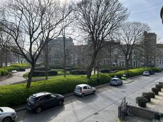🏡 Te huur – Volledig gerenoveerd appartement met open zicht <br /><br />Dit lichtrijke appartement is gelegen op de eerste verdieping (lift) en geniet van een panoramisch zicht op een parkzone. Ingerichte keuken en moderne badkamer. Centrale ligging nabij winkels en openbaar vervoer.<br /><br />Het appartement beschikt over 2 slaapkamers, waarvan één met ingemaakte kasten. Ook de woonkamer is voorzien van praktische ingemaakte kasten, wat zorgt voor extra bergruimte. <br /><br />De volledig ingerichte keuken biedt alle comfort. Balkon. Verder is er een aparte wasplaats met ingebouwde wasmachine en droogkast.<br /><br />De badkamer is uitgerust met een moderne instapdouche.<br /><br />De ligging is bijzonder gunstig: in de onmiddellijke nabijheid van openbaar vervoer en buurtwinkels.<br /><br />Lasten en kosten gemene delen :90 euro/maand<br /><br />Troeven:<br />Volledig gerenoveerd<br />Open zicht op parkzone<br />2 slaapkamers<br />Ingemaakte kasten aanwezig<br />Volledig ingerichte keuken<br />Instapdouche<br />Inbouw wasmachine en droogkast<br />Energiezuinig (EPC: label B)<br />Individuele centrale verwarming op aardgas<br />Centrale ligging<br /><br />💼 Het appartement is beschikbaar vanaf 01/04/2026.<br /><br />ℹ️ Extra info:<br />1 appartement per verdiep<br />individueel verbruik W-G-E<br />Mogelijkheid tot het huren van een garage op wandelafstand<br /><br />📞 Interesse?<br />Voor meer informatie of een bezoek op afspraak:<br />🏢 Immobiliën Brouckaert<br />☎️ 059 80 85 02 - danny@brouckaert.be - www.brouckaert.be