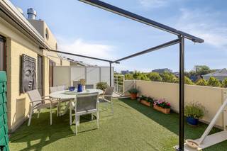 Op een unieke locatie aan de Coupure vinden we dit bijzonder lichtrijke appartement met een vve troef die je maar zelden tegenkomt: maar liefst 100 m² terras, verdeeld over een voor- en achterterras. Voeg daar de vergezichten over het water, de stad en de historische skyline van Gent aan toe, en je krijgt een plek die meer aanvoelt als een penthouse dan als een klassiek appartement.<br /><br />Het appartement beschikt over ca. 100 m² bruto bewoonbare oppervlakte en geniet dankzij de grote raampartijen van bijzonder veel lichtinval. De leefruimte vormt het hart van de woning en staat rechtstreeks in verbinding met de terrassen. <br /><br />De aparte keuken is praktisch ingericht en kan, indien gewenst, eenvoudig worden opengewerkt naar de leefruimte. Verder zijn er twee slaapkamers, een badkamer en voldoende bergruimte. Op het terras bevinden zich bovendien nog twee compacte bergingen en in de kelder is een private berging van ca. 4 m² aanwezig.<br /><br />Het appartement dateert van 1994 en is goed onderhouden. Wie vandaag kiest voor een modernere afwerking, kan met een gerichte update het geheel volledig naar eigen smaak brengen. Technisch staat het appartement alvast sterk: het beschikt over een EPC-label B en is asbestveilig. Er werd recent ook een airco/ warmtepomp voorzien in de leefruimte. <br /><br />En dan zijn er natuurlijk de terrassen. Samen goed voor ongeveer 100 m² buitenruimte bieden ze verschillende mogelijkheden: ontbijten in de ochtendzon, lang tafelen met vrienden, een groene stadstuin op hoogte creëren of simpelweg genieten van de rust en het uitzicht. De buitenruimte maakt van dit appartement iets wat je niet zomaar in vier muren kunt vatten.<br /><br />Verder is er een ondergrondse staanplaats aanwezig die mee aangekocht dient te worden voor 40.000 EUR. <br /><br />Een appartement met ruimte, licht en vooral een uitzonderlijke ligging met de Coupure voor de deur en het historisch centrum van Gent als panorama.<br /><br /><br />Bestuursmaatregelen in het maatregelenregister: nee