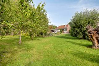 In het landelijke Kester (Pajottegem) bevindt zich deze charmante en instapklare open bebouwing in fermette-stijl, gelegen op een mooi perceel van maar liefst 934 m². Hier geniet u van rust, ruimte en een aangename woonomgeving. De woning is reeds voorzien van 34m² zonnepanelen.<br /><br />De woning is goed onderhouden en beschikt over een conforme elektrische installatie, zodat u zonder zorgen kan wonen. De gezellige aangebouwde veranda biedt een prachtig zicht op de tuin en vormt een aangename extra leefruimte gedurende het hele jaar.<br /><br />Indeling:<br />Op het gelijkvloers bevindt zich een inkomhal met gastentoilet, een gezellige woonkamer, een bureau, een ingerichte keuken, een ruime berging, een veranda en een slaapkamer.<br /><br />De eerste verdieping omvat een polyvalente hobbyruimte, twee slaapkamers en een badkamer met toilet.<br /><br />Buiten geniet u van een ruime tuin met tal van mogelijkheden zoals het stallen van een mobilhome, caravan of meerdere voertuigen.<br /><br />EPC label F: renovatieplicht van toepassing. <br /><br />Voor meer info of een bezoek: <br />Antony@woonkantoor.be<br />0473/63.93.69