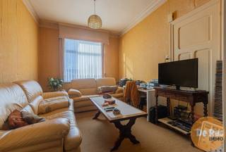 <br />DEINZE (Petegem-aan-de-Leie) - Deze eigendom treft u op de verbindingsweg Gavere - Deinze, met op wandel -en fietsafstand van winkels, scholen en openbaar vervoer. Tevens de directe ontsluiting naar E17, Gent, Kortrijk, beklemtonen hier zijn uitstekende ligging. Naast de vlotte bereikbaarheid, is deze woning voorzien van een aangename tuinzone die achteraan uitkijkt op velden, wat het landelijk karakter accentueert. <br /><br />De woning is op het gelijkvloers voorzien van een inkomhal, woonkamer, keuken, veranda met apart gastentoilet en aanpalende bergruimtes. Het verdiep telt een overloop en beschikt over drie slaapkamers, waarvan één als bureau/dressing. De zolder is toegankelijk via vaste trap en biedt uitbreidingsmogelijkheden bij renovatie. Overigens een mooie diepe tuin, die u de nodige rust en privacy kan garanderen! <br /><br />De woning heeft absoluut nood aan renovatie, doch gezien de ligging en diverse mogelijkheden, is dit prijs/kwaliteit een echte TOPPER! <br />Deze woning biedt een waaier aan mogelijkheden en is zeker een bezoek waard.<br />info en bezoek: 053/60.65.60.<br />De vermelde prijs is een richtprijs. Na ontvangst van de biedingen zal de verkoper beslissen of hij/zij de eigendom verkoopt aan het beste bod. De richtprijs is aldus niet bindend voor de verkoper. Voor meer info kunt u ons contacteren of het reglement raadplegen op onze website.