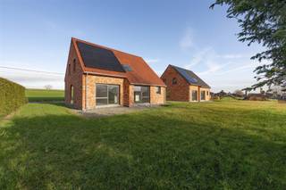 <p><span><strong>6% BTW MOGELIJK | KWALITATIEVE EN ENERGIEZUINIGE WONING MET 4 SLAAPKAMERS EN ZUIDGERICHTE TUIN OP 536 M² IN AARSELE</strong></span><br /><span>In Aarsele, landelijk gelegen langs de Baudeloostraat, centraal tussen Deinze en Tielt, vinden we deze kwalitatieve vrijstaande woning.</span><br /><span>Met een bewoonbare oppervlakte van maar liefst 186m² kan men genieten van een ruime leefruimte met open keuken, aansluitend een inpandige garage met aparte wasplaats, 4 slaapkamers waarvan 1 met dressing en een badkamer met zowel bad als douche.</span><br /><span>De warmtepomp met geothermie en passieve koeling, vloerverwarming en verwarming als airco op de slaapkamers, 12 zonnepanelen, ventilatiesysteem D en maximale isolatie dragen bij tot een zeer energiezuinige eigendom. </span><br /><span>De eigendom zit momenteel in een laatste afwerkingsfase, hierdoor kan je zelf nog vloeren, keuken, badkamer en trap gaan bepalen en inrichten. Rolluiken, vliegramen en screens reeds voorzien waar nodig.</span><br /><span>Dit alles op een mooi perceel van maar liefst 536 m² en met de mogelijkheid van 6% btw-tarief.</span></p><p><span><strong>INDELING: </strong></span><br /><span>We komen binnen in de inkomhal met afzonderlijk toilet. Vanuit de inkom komen we terecht in de ruime leefruimte met open keuken en extra ontbijthoek.</span><br /><span>De leefruimte biedt grote raampartijen die voor veel natuurlijke lichtinval alsook een mooi zicht op te tuin zorgen. </span><br /><span>Vanuit de keuken met keukeneiland heeft men rechtstreekse toegang naar de garage met aparte bergruimte en 2de toegangsdeur. </span><br /><span>Op het verdiep vinden we de nachthal met afzonderlijk toilet en toegang tot 4 volwaardige slaapkamers waarvan 1 met dressing en de badkamer met bad, douche en dubbele lavabo. </span><br /><span>Buiten kan men genieten van een mooie zuidgerichte tuin.</span><br /><span>Het lastenboek is beschikbaar en kan men raadplegen op aanvraag.</span></p><p><span><strong>TROEVEN: </strong></span><br /><span>- Warmtepomp met geothermie en passieve koeling</span><br /><span>- Zonnepanelen aanwezig</span><br /><span>- Bewoonbare oppervlakte 186m²</span><br /><span>- 4 ruime slaapkamers</span><br /><span>- grote tuin en zicht op groen</span><br /><span>- Regenwaterput 10.000L</span><br /> </p>