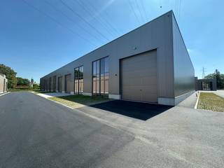Nieuwbouw KMO-unit van 224 m² en 2 privatieve parkeerplaatsen te koop in Wevelgem.De geïsoleerde casco magazijnruimte is opgebouwd uit een...