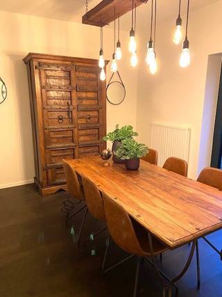 Prachtig gemeubeld appartement met één slaapkamer met zicht op het Kempischdok ,jachthaven op het tweede verd ; Indeling hal ,living met open geinstalleerde keuken , badkamer met inloopdouche , apart toilet , berging , slaapkamer het appartement is volledig gemeubeld voorzien van huisraad prijs is all in met gemeenschappelijke kosten en nutsvoorzieningen
prijs 1.800 € uiterst geschikt voor expats !!!!!!!! Epeil 47 , A attest beschikbaar 1 september !!!!!