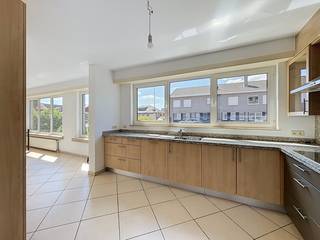 instapklaar <strong>gelijkvloers hoekappartement met ruim terras </strong>(ca. 490cm x 650cm) <strong>en grote garagebox</strong> gelegen in het centrum en vlakbij de oprit naar de E34. <br />Het appartement werd net volledig opgefrist. Zo werd alles geschilderd en is er een volledig nieuwe douche geïntsatlleerd. <br /><br /><strong>Indeling: </strong>Inkomhal met aparte wc en vestiaireruimte; woonkamer met veel natuurlijke lichtinval; ruime geïnstalleerde keuken met berging; aparte wasplaats; 2 slaapkamers met toegang naar het terras; badkamer met wastafel, wc en inloopdouche. <br /><br /><strong>Bijzonderheden:</strong>
<ul>
<li>Ruime ondergrondse kelderberging (ca. 415cm x 300cm).</li>
<li>Ruime garagebox (ca. 400cm x 650cm).</li>
<li>Provisie maandelijkse kosten € 50-,/mnd. Individueel verbruik van gas, water en elektra.</li>
<li>Automatische rolluiken en vliegenramen. </li>
</ul>