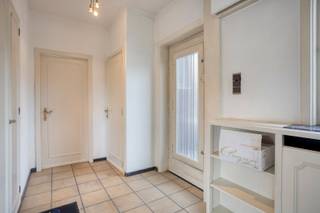 Deze halfopen bebouwing is gelegen in Kessel-Lo, op wandelafstand van Leuven, bakkers, scholen en een supermarkt. De woning combineert een rustige woonomgeving met een vlotte bereikbaarheid.<br /> <br />Bij aankomst betreedt u de woning via een ruime inkomhal, voorzien van een vestiairekast en een apart toilet.<br /> <br />Vanuit de inkomhal heeft u directe toegang tot de eetkamer en de woonkamer, waar grote glaspartijen zorgen voor veel natuurlijk licht. De eetkamer vormt het hart van de woning en biedt toegang tot de keuken. Achteraan de woning bevindt zich een schuifdeur die leidt naar het terras en de tuin, die zuidwest georiënteerd is. In de tuin bevindt zich een vrijstaande garage.<br /> <br />Op de eerste verdieping bevinden zich twee ruime slaapkamers en een badkamer.<br /> <br />De tweede verdieping herbergt nog eens twee slaapkamers en een ruimte met lavabo, ideaal voor het inrichten van een tweede badkamer.<br /> <br />Verder beschikt deze woning nog over een ruime kelder.<br /><br />De elektrische keuring is niet conform.<br /> <br />Neem vandaag nog contact met ons op voor een bezichtiging en ontdek uw nieuwe thuis!