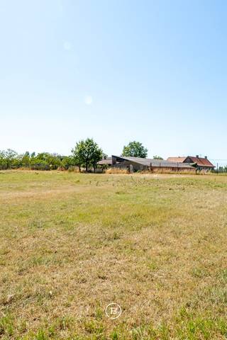 Op een bijzonder rustige locatie in het landelijke Wortegem-Petegem bevindt zich deze voormalige hoeve, vandaag vergund voor particulier wonen. Omringd door open akkers en landelijke vergezichten vormt de eigendom een bijzonder uitgangspunt voor wie op zoek is naar rust, ruimte en de mogelijkheid om hier een eigen woonproject te realiseren.<br /><br />De bestaande woning kan worden gerenoveerd en verder gemoderniseerd, maar biedt daarnaast een nog interessanter perspectief. Dankzij de toepasselijke basisrechten voor zonevreemde woningen kan de woning, onder voorbehoud van een nieuwe omgevingsvergunning, volledig worden afgebroken en herbouwd op dezelfde plaats. Daarbij kan een nieuwe woning tot maximaal 1.000 m³ worden gerealiseerd. Dit maakt het mogelijk om op deze uitzonderlijk landelijke locatie een hedendaagse, energiezuinige woning te creëren die volledig wordt afgestemd op de wensen van de toekomstige eigenaar.<br /><br />Ook het ruime bijgebouw vormt een belangrijke troef. Het is vergund als woningbijgebouw en biedt mogelijkheden voor onder meer garage, berging en hobbyruimte. Voor dit volume ligt het accent op het behoud en de verbouwing binnen het bestaande volume, waardoor het een waardevolle aanvulling vormt op de woonfunctie.<br /><br />Daar komt een bijkomende mogelijkheid bij die deze eigendom bijzonder interessant maakt. De grondpositie kan, afhankelijk van de verwerving van de omliggende percelen, worden uitgebreid tot circa 7,7 hectare. Hierdoor ontstaat het potentieel om van deze voormalige hoeve een uitzonderlijk landelijk domein te maken, met ruimte voor paarden, andere dieren, weilanden, natuur en een ruime private buitenomgeving.<br /><br />De combinatie van de vergunde woonfunctie, de mogelijkheid tot herbouw van de woning, de bestaande bijgebouwen, het open landschap en het potentieel tot aanzienlijke uitbreiding van het domein maakt dit tot een eigendom met een zeldzame combinatie van karakter en toekomstmogelijkheden.<br /><br />Een unieke kans voor wie niet alleen een woning zoekt, maar vooral een landelijke plek met de ruimte om een eigen visie te realiseren.<br /><br />Alle vermelde verbouw-, herbouw- en uitbreidingsmogelijkheden zijn onder voorbehoud van de vereiste omgevingsvergunning en de concrete beoordeling van een toekomstig ontwerp door de bevoegde overheid. De mogelijke uitbreiding van het domein is afhankelijk van de afzonderlijke verwerving van de betrokken gronden.