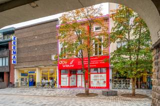 Découvrez ce <strong>bien de caractère au potentiel de développement exceptionnel, situé dans la dynamique Stationstraat à Saint-Nicolas (Sint-Niklaas).</strong><br />Grâce à sa <strong>double accessibilité (Stationstraat &amp; Regentiestraat) </strong>et à la combinaison de fonctions commerciales et résidentielles, cet immeuble offre de nombreuses opportunités pour entrepreneurs, investisseurs et développeurs de projets.<br /><strong>Le rez-de-chaussée commercial (±760 m²) d</strong>ispose de grandes baies vitrées, d’une large vitrine et d’une excellente visibilité — idéal pour un commerce, un showroom ou des bureaux.<br /><br /><strong>Au Regentiestraat 8, une entrée séparée mène à la partie résidentielle (±125 m²), </strong>tandis que l’espace commercial est équipé d’une porte de garage automatique, parfaitement adaptée aux livraisons et à l’accès logistique.<br />À l’étage se trouve<strong> l’ancienne salle de cinéma — un vaste espace ouvert impressionnant, </strong>doté d’une architecture unique, se prêtant parfaitement à l’aménagement de lofts, bureaux, cabinets professionnels ou espaces de coworking (sous réserve d’autorisation urbanistique).<br /><br /><strong>Atouts :</strong><br />Rez-de-chaussée commercial avec vitrine et entrée séparée<br />Porte de garage automatique – idéale pour les livraisons<br />Ancienne salle de cinéma à l’étage avec grand volume ouvert<br />Convient à un projet mixte (commerce / habitation / bureaux)<br />Situation centrale dans la principale rue commerçante de Saint-Nicolas<br />Excellente accessibilité, à proximité de la gare et des parkings<br />Libre d’occupation et immédiatement disponible<br /><br /><strong>Informations techniques :</strong><br />PEB : label énergétique X<br />Informations urbanistiques : en cours de demande<br />Obligation de rénovation applicable<br />Inondation &amp; P-score : C &amp; C<br /><br /><strong>Une opportunité rare de redonner vie à un morceau du patrimoine urbain. Idéal pour ceux qui recherchent un projet alliant caractère, envergure et valeur de localisation.</strong><br />Pour plus d’informations ou pour organiser une visite, contactez <strong>le +32 3 369 70 33 </strong>— découvrez tout le potentiel de ce bien unique au cœur de Saint-Nicolas !