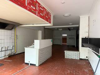 Dit handelsgelijkvloers is klaar om uw nieuwe zaak te vestigen. Dit handelspand heeft een mooie bruikbare vloeroppervlakte van 126m² (volgens EPC)...