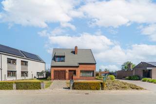 Eengezinswoning met 3 slaapkamers op een ruim perceel van 1.029 m² Deze gezellige eengezinswoning beschikt over een bewoonbare oppervlakte van 152...