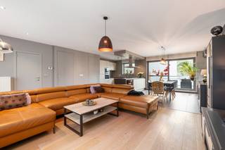 <p>Deze verzorgde gesloten bebouwing is residentieel gelegen nabij het centrum van Sint-Niklaas, openbaar vervoer, invalswegen en scholen. De woning combineert een praktische indeling met veel leefcomfort en beschikt over een zonnige zuidgerichte (apart afgesloten met aparte toegang) tuin van 45 m², een terras (op de eerste verdieping) en een garage met daarvoor staanplaats voor evt een tweede wagen.<br />De polyvalente ruimte op het gelijkvloers met aparte ingang biedt extra mogelijkheden als vierde slaapkamer (vb. praktijkruimte..)<br />Dankzij het EPC-label B geniet u bovendien van een energiezuinige woning. Een ideale woning voor gezinnen of wie wonen en werken wil combineren.</p>
<p> </p>
<p>Belangrijkste ruimtes:<br />• Ruime woonkamer met aangename lichtinval<br />• Functionele open keuken met kwaliteitsvolle geïnstalleerde indeling (vaatwasser, spoelbak, over, koelkast..)<br />• Polyvalente ruimte met aparte ingang, ideaal als slaapkamer, bureau of praktijkruimte<br />• 3 - 4 slaapkamers met diverse indelingsmogelijkheden<br />• Badkamer met douche, ligbad en dubbele wastafel<br />• Berging met aansluiting voor wasmachine en droogkast<br />* 3 toiletten (op elke verdieping)<br />• Zuidgerichte tuin (45 m²) met terras<br />• Garage met praktische toegang en staanplaats</p>
<p>Troeven:<br />• Polyvalente ruimte met aparte ingang, perfect voor praktijk of extra slaapkamer<br />* Zonnepanelen met thuisbatterij<br />* Airconditioning in de woonkamer en in 2 slaapkamers</p>
<p>Neem vandaag nog contact op met je ERA-makelaar voor een bezoek JOUW DROOMHUIS. ZO GEVONDEN!</p>