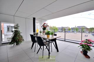 Unieke kans! Dit recent appartement (bouwjaar 2021) bevindt zich op een toplocatie aan de Grote Markt van Ronse! Een ideale combinatie tussen rust...