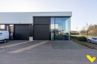 Deze bedrijfsunit met een totale oppervlakte van 244 m² bevindt zich op een strategische locatie met uitstekende zichtbaarheid. Het pand is...