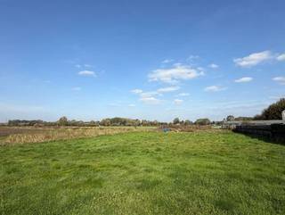 <p><span>LANDELIJK GELEGEN PERCEEL BOUWGROND VOOR OPEN BEBOUWING.</span></p><p><span>Dit mooi perceel bouwgrond is gelegen in een bijzonder landelijke omgeving langsheen de Moerplas te Puurs.</span></p><p><span>De nabijheid van de N16 en A12 verzekert een vlotte bereikbaarheid.</span></p><p><span> </span></p><p><span>Het perceel heeft een breedte van 20 meter en biedt de mogelijkheid tot het bouwen van een ruime open bebouwing met een mooie gevelbreedte.</span></p><p><span>Vanuit de tuin geniet u van prachtige verzichten op de achtergelegen weides en velden.</span></p><p><span>Deze bouwgrond maakt deel uit van een verkaveling van 3 loten. Het perceel betreft lot 1 aan de linkerzijde. </span></p><p><span>Een extra troef is dat bijkomende woningbouw langs de linkerzijde niet meer mogelijk is en de mooie uitzichten gegarandeerd zijn.</span></p><p><span>Bijkomende inlichtingen en de verkavelingsvoorschriften zijn beschikbaar op aanvraag.</span></p>