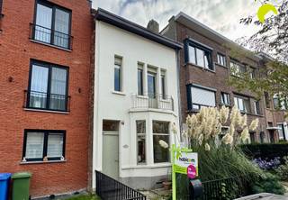 <p><span>Avec une surface habitable généreuse de 186 m², cette maison offre suffisamment d'espace et de confort pour toute la famille.</span></p><p><span>Dès l'entrée, le salon dégage une atmosphère chaleureuse et accueillante, notamment grâce aux grandes fenêtres qui laissent entrer une lumière naturelle abondante. La cheminée en marbre, magnifiquement finie, attire tous les regards.</span></p><p><span>Le salon et la salle à manger ouverts sont parfaits pour passer des soirées agréables entre amis ou en famille. La cuisine moderne est entièrement équipée avec des appareils électroménagers de haute qualité et de nombreux placards, idéale pour tous les amateurs de cuisine.</span></p><p><span>Cette maison dispose de quatre chambres spacieuses, toutes très lumineuses et décorées avec goût. La salle de bains élégante est équipée d'installations modernes et offre une oasis de paix.</span></p><p><span>La maison est située dans un quartier calme et adapté aux enfants, à proximité de toutes les commodités, telles que les écoles, les commerces et les transports en commun.</span></p><p><span>Ne manquez pas cette occasion de devenir propriétaire de cette charmante maison à Hoboken. </span></p><p><span> </span></p><p><span>Permettez-moi de vous résumer les atouts de cette maison :</span></p><p><span> </span></p><p><span>·Située à proximité du centre et du parc de Hoboken, en bref, beaucoup de verdure dans les environs.</span></p><p><span>·De nombreux éléments authentiques.</span></p><p><span>·Beau jardin à l'avant et à l'arrière !</span></p><p><span> </span></p><p><span>EPC 358  kwh/an - label D</span></p><p><span>Score P : classe A</span></p><p><span>Score G : classe A</span></p><p><span> </span></p><p><span>Pour une visite sur place, vous pouvez nous contacter au numéro 03 449 42 41 ou nous envoyer un e-mail à hallo@habicom.be.</span></p><p><span>Vous souhaitez connaître la valeur de votre maison ? Contactez sans engagement notre expert habicom dans votre région.</span></p><p><span> </span></p>