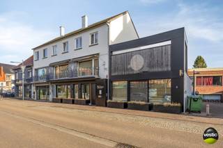 Dit ruime, volledig instapklare handelshuis met bovenliggend appartement bevindt zich op een perceel van 2a 32ca en geniet een uitstekende...