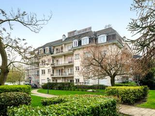 <strong>Hoekappartement met veel potentieel in residentie ‘Carlton’ nabij Gent</strong><br /><br />Dit hoekappartement is gelegen in de standingvolle residentie ‘Carlton’, in een aangename en groene woonomgeving nabij Gent.<br /><br />De ligging is bijzonder gunstig, met een vlotte bereikbaarheid via verschillende verbindingswegen en in de nabijheid van station Gent-Sint-Pieters en AZ Maria Middelares.<br /><br />Het appartement bevindt zich op de eerste verdieping en biedt een uitstekende basis voor wie op zoek is naar een renovatieproject met potentieel.<br /><br />Indeling: ruime inkomhal met vestiaire, gastentoilet en praktische berging.<br />De lichtrijke leefruimte met originele schouw biedt mogelijkheden voor een gezellige zit- en eetruimte en geeft toegang tot het terras.<br />De ruime keuken heeft eveneens toegang tot de buitenruimte.<br /><br />Verder beschikt het appartement over twee volwaardige slaapkamers en een aparte badkamer.<br /><br />De residentie wordt momenteel grondig aangepakt, waarbij onder andere het dak wordt vernieuwd.<br /><br /><strong>Kortom, een ideale opportuniteit voor wie een appartement volledig naar eigen smaak wil renoveren op een gunstige locatie nabij Gent.</strong>