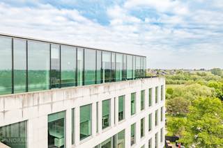 Excellent <strong>office space</strong> of 351 m² for rent, strategically located near the E19 and just 450 m from R0 exit 6 Vilvoorde-Koningslo. Brussels Airport is only 9 km away and Vilvoorde train station is 3 km away, offering exceptional accessibility. The site is also easily reachable via bike routes, ideal for sustainable employee mobility.<br /><br />The office space is a functional workplace with a focus on a bright and comfortable environment. The building offers open space options, green views from the offices, air conditioning, 3 elevators, and ample underground parking. Ideal location for a growing company.<br /><br />Immediately available!<br /><br />Contact <strong>PANORAMA B2B</strong> for more information, plans, or a non-binding site visit: <strong>0477 09 00 09</strong>