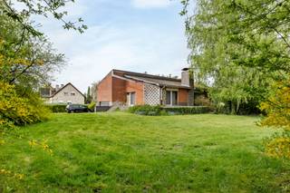 Op een perceel van 23a 97ca in een rustige, residentiële buurt vind je deze seventies bungalow, ideaal voor een totaalrenovatie of nieuwbouw...