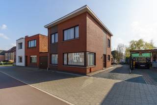 Te renoveren halfopen bebouwing met tal van mogelijkheden op een ruim perceel.Deze woning biedt op het gelijkvloers een ruime en lichtrijke...