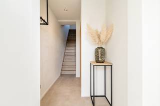 Energiezuinige woning met loods van ca. 250 m² in centrum IngelmunsterOp zoek naar een combinatie van wonen en werken? Deze deels halfopen, volledig...