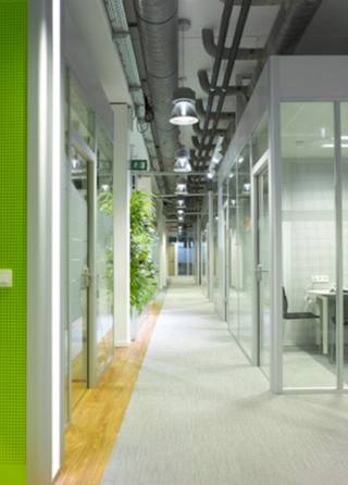 Bureaux d'une surface totale de 8.242 m² répartis sur 2 étages. Idéalement situés à proximité de la E40 et de l'aéroport de Zaventem, et à côté...