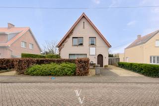 In de Kloosterstraat te Pulle bevindt zich deze open bebouwing met een bewoonbare oppervlakte van 151 m². De woning is gelegen in een aangename en residentiële straat in een groene omgeving!<br /><br />Pulle is een charmante deelgemeente van Zandhoven en combineert landelijk wonen met een vlotte bereikbaarheid. Winkels, scholen, kinderopvang en openbaar vervoer bevinden zich in de nabije omgeving, evenals goede verbindingswegen richting omliggende gemeenten en de E34/E313. Hierdoor woon je rustig, maar toch strategisch gelegen.<br /><br />Op het gelijkvloers kom je binnen via de inkomhal met toegang tot de leef- en eetruimte. Aansluitend bevindt zich de keuken en eetplaats met een prachtig zicht op de tuin. Verder vinden we op het gelijkvloers een wasplaats, apart toilet en de badkamer. Een bijkomende troef is de extra ruimte, momenteel ingericht als kapsalon, die perfect kan dienen voor thuiswerk, praktijk of als hobbyruimte. <br /><br />Op de verdieping bevinden zich vier volwaardige slaapkamers, wat zorgt dat deze woning ideaal is voor gezinnen. <br /><br />De woning heeft een kelder en beschikt over een aparte garage achteraan en een oprit met parkeermogelijkheid.<br /><br />De westgerichte tuin is een absolute troef: hier geniet je van veel namiddag- en avondzon in een aangename, rustige omgeving.<br /><br />Pluspunten:<br />- Aangename charmante tuin<br />- Westgerichte tuin<br />- Oprit en garage<br />- Geschikt voor combinatie wonen/werken<br /><br />Ben je op zoek naar een ruime woning met potentieel en een zonnige tuin? Dan biedt deze eigendom een mooie opportuniteit.<br />*Inlichtingen in aanvraag