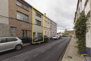 <span><strong>Rustig gelegen, met vlotte verbinding naar Gent en alle invalswegen!</strong></span><br /><span>Op zoek naar een woning met ruimte en mogelijkheden? Ontdek deze rijwoning in de Heidestraat 12 te Gentbrugge!</span><br /><span>De woning beschikt over <strong>4 slaapkamers</strong> en biedt heel wat ruimte voor gezinnen of voor wie graag een extra bureau of hobbykamer heeft.</span><br /><span>Dankzij de <strong>dubbele beglazing en de nieuwe vloeren</strong> zijn er al enkele interessante verbeteringen uitgevoerd.</span><br /><span>Achteraan bevindt zich een kleine koer, ideaal om even buiten te zitten en van een rustig moment te genieten.</span><br /><span>De woning ligt in een rustige omgeving en is toch vlot bereikbaar via de belangrijkste invalswegen. Een praktische ligging voor wie in Gent of de omliggende gemeenten werkt.</span><br /><span><strong>De troeven</strong></span>
<ul>
<li><span><span>4 slaapkamers</span></span></li>
<li><span><span>Kleine koer</span></span></li>
<li><span><span>Dubbele beglazing</span></span></li>
<li><span><span>Nieuwe vloeren</span></span></li>
<li><span><span>Rustige ligging</span></span></li>
<li><span><span>Goede bereikbaarheid</span></span></li>
<li><span><span>Gelegen in Gentbrugge</span></span></li>
</ul>
<strong><span><span>STARTPRIJS BIEDEN VANAF €285.000 </span></span></strong><br /><span>Interesse? Neem vandaag nog contact op met Aurélie 0494/80.77.88 voor meer informatie en plan een bezoek in op onze bezoekdag op 25 Oktober van 10u -12u ENKEL OP AFSPRAAK</span><br />