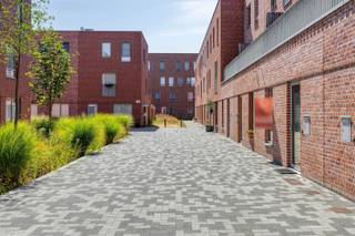 <p><span>KIJKDAG ZONDER AFSPRAAK OP DONDERDAG 29/10/26 tussen 17 en 18u.</span></p><p><span>Recente BEN woning in centrum Oudenaarde met 4 slaapkamers.</span></p><p><span> </span></p><p><span>INDELING</span></p><p><span> </span></p><p><span>Je komt de woning, gelegen op de </span><span>SAFFROU site</span><span>, binnen langs de inkomhal met ingebouwde kasten en gastentoilet.</span></p><p><span>De living heeft een open keuken voorzien van alle comfort (kwarts werkblad,oven, microgolfoven, vaatwasmachine...)</span></p><p><span>Op de eerste verdieping zijn er 2 slaapkamers (1 slaapkamer met ingebouwde kasten) over en een badkamer met bad,douche en toilet. Vooraan deze verdieping heb je ook nog een terras.</span></p><p><span>Op de tweede verdieping kan je de derde en vierde slaapkamer terugvinden.</span></p><p><span>De woning heeft een aangename stadstuin met achteraan een afgesloten tuinberging met toegangspoortje tot het fietspad.</span></p><p><span> </span></p><p><span>TECHNISCH</span></p><p><span> </span></p><p><span>De elektriciteit in de woning is conform.</span></p><p><span>Heel gunstig epc.</span></p><p><span>Alle kamers zijn voorzien van screens op zonne energie.</span></p><p><span>Verwarming via warmtepomp (lucht/water) en vloerverwarming.</span></p><p><span>Vloerkoeling aanwezig.</span></p><p><span>IVLA containerpark op de site</span></p><p><span>6 zonnepanelen</span></p><p><span>ventilatiesysteem</span></p><p><span>Zonneluifel over het ganse terras.</span></p><p><span>REgenwaterput van 5000l</span></p><p><span> </span></p><p><span>LIGGING</span></p><p><span> </span></p><p><span>Gelegen in een rustige en kindvriendelijke omgeving.</span></p><p><span>Vlak in het centrum van Oudenaarde, dichtbij scholen, winkels en het station.</span></p><p><span> </span></p><p><span>PRAKTISCH</span></p><p><span> </span></p><p><span>Voor meer info en/of afspraak bel Eefje van Immo D'hondt 0498 88 88 89.</span></p><p><span> </span></p><p><span> </span></p>