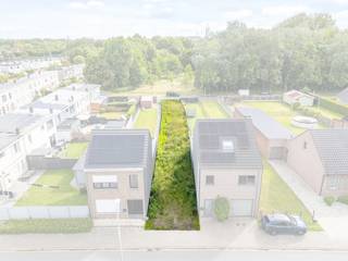 <p>Te koop: bouwgrond voor gesloten bebouwing in de Botermelkstraat, op de stadsrand van Dendermonde, omgeven door een groene omgeving.</p>
<p> </p>
<p>Deze bouwgrond biedt een ideale combinatie van rust en bereikbaarheid. Gelegen in een residentiële buurt, geniet u van een groene long vlakbij, terwijl het centrum en alle faciliteiten op korte afstand liggen. Dankzij de rustige ligging en vlotte verbindingen is dit perceel perfect voor wie comfortabel wil wonen met alle voorzieningen binnen handbereik. Bovendien is er de mogelijkheid om aan het uiteinde van het perceel een garage bij te bouwen, wat extra praktisch is.</p>
<p> </p>
<p>Belangrijkste ruimtes:<br />• Bouwgrond voor gesloten bebouwing<br />• Mogelijkheid tot bijbouwen van garage</p>
<p> </p>
<p>Troeven:<br />• Nabij groene long voor een aangename leefomgeving<br />• Rustige ligging met vlotte verbindingen naar centrum en faciliteiten<br />• Extra bouwmogelijkheid voor garage aan perceeluiteinde</p>
<p> </p>
<p>Neem vandaag nog contact op met uw ERA-makelaar voor meer informatie en een bezoek.</p>
<p> </p>
<p>JOUW DROOMGROND. ZO GEVONDEN!</p>