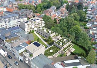 <p>Ontdek DRIESCH, een stijlvol nieuwbouwproject met 13 appartementen, <strong>5 woningen</strong> en 1 handelsruimte, gelegen in de Driezenstraat en Korte Gasthuisstraat in Turnhout. Het project brengt een eigentijdse bouwstijl samen met een warme, duurzame esthetiek en zet sterk in op energiezuinig en bijna-energieneutraal wonen.</p>
<p>Dankzij de doordachte inplanting in het hart van Turnhout geniet u hier van een rustige woonomgeving met alle voorzieningen binnen handbereik. DRIESCH staat voor kwalitatieve nieuwbouw-appartementen en -woningen met veel lichtinval, aangename buitenruimtes en een duurzame afwerking die klaar is voor de toekomst.</p>
<p>Dit nieuwbouwproject biedt een gevarieerd woonaanbod, ideaal voor zowel starters, gezinnen als investeerders die op zoek zijn naar een energiezuinige woonoplossing in Turnhout.</p>
<p><strong>Thuis in het beste stukje Turnhout<br /></strong>DRIESCH is gelegen in de Driezenstraat (gebouw A en B) en Korte Gasthuisstraat (gebouw C), in het centrum van Turnhout. Deze centrale ligging zorgt ervoor dat winkels, horecazaken en winkelcentra zich op wandelafstand bevinden. Daarnaast geniet u van de nabijheid van een groen plein en verschillende ontspanningsmogelijkheden. Dit nieuwbouwproject combineert dus stedelijke dynamiek met een aangename, rustige woonomgeving — een unieke troef in Turnhout.</p>
<p><strong>Ruimtegevoel & woonplezier</strong></p>
<ul>
<li>appartementen 1, 2 of 3 slaapkamers, woningen 3 slaapkamers</li>
<li>Badkamers uitgerust met kwalitatieve sanitaire voorzieningen</li>
<li>Open leefruimtes met geïntegreerde keuken, eet- en zithoek</li>
<li>Rechtstreekse toegang tot terras of tuin</li>
</ul>
<p>Dankzij ruime afwerkingsbudgetten kan u uw nieuwbouwappartement of -woning personaliseren naar eigen smaak.<br />Praktisch comfort staat eveneens centraal. Er is een grote ondergrondse parkeergarage voorzien met kelderbergingen en fietsenlift en elke wooneenheid beschikt over de nodige bergruimte. De combinatie van slimme indeling en kwalitatieve materialen zorgt voor een aangenaam en zorgeloos wooncomfort.</p>
<p><strong>Buitenruimte als meerwaarde<br /></strong>De overdekte en niet-overdekte terrassen vormen een verlengstuk van de leefruimte en creëren een echte outdoor living beleving. Grote raampartijen zorgen voor een optimale lichtinval en versterken de connectie tussen binnen en buiten.</p>
<p>De gelijkvloerse nieuwbouwappartementen beschikken over een privatieve tuin, alsook de<strong> </strong>nieuwbouwwoningen genieten van een eigen tuin — ideaal voor gezinnen of wie graag tot rust komt in het groen, midden in Turnhout.</p>
<p><strong>Duurzaamheid en energiezuinigheid (max E-peil 20)<br /></strong>Dit bijna-energieneutrale nieuwbouwproject zet sterk in op duurzame technieken en energiezuinig wonen.</p>
<ul>
<li><strong>Warmtepomp met top-koeling</strong></li>
<li><strong>Vloerverwarming</strong></li>
<li><strong>Ventilatiesysteem D</strong></li>
<li><strong>Zonnepanelen</strong></li>
</ul>
<p>Deze toekomstgerichte keuzes zorgen niet alleen voor een optimaal leefcomfort, maar ook voor een aanzienlijke besparing op de energiefactuur. Door te investeren in energiezuinige nieuwbouw-appartementen en -woningen in Turnhout, kiest u voor een duurzame en waardevaste investering.</p>
<p><strong>Fiscale voordelen en bescherming van kopers</strong></p>
<p>Dankzij het lage E-peil van profiteert u gedurende de eerste <strong>vijf jaar van een vrijstelling van 50% op de onroerende voorheffing. </strong>Voor de <strong>A- en B-blokken </strong>van het project kunt u bovendien genieten van het <strong>verlaagde btw-tarief van 6% </strong>(onder voorwaarden).</p>