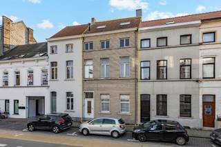 Deze ruime woning is uitstekend gelegen in Aalst, op wandelafstand van het centrum, winkelstraten en scholen, en vormt de ideale basis voor wie...