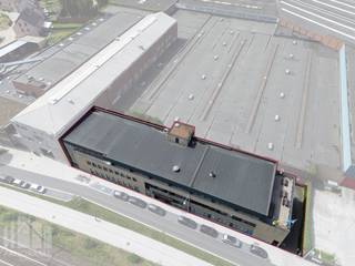 Functioneel kantoorgebouw met een totale oppervlakte van +/- 2.700 m² op een perceel van 1.344 m². Ideaal voor bedrijven, opleidingscentra of organisaties die op zoek zijn naar een representatieve en efficiënte werkomgeving. Het kantoorgebouw is praktisch en functioneel ingedeeld. Het gelijkvloers omvat een verzorgde inkomhal met onthaal, traphal met lift, sanitair en enkele vergaderzalen. Verder beschikt het gebouw op de verdiepingen over meerdere afzonderlijke kantoren, sanitair (m/v), diverse vergaderzalen alsook ruime leslokalen. Aanvullend zijn er een archiefruimtes, een fietsenberging en een ondergrondse parking met maar liefst 36 parkeerplaatsen.<br /><br />De ligging langs de Guido Gezellelaan in Roeselare vormt een extra troef. Op korte afstand van het stadscentrum en het station geniet u van een uitstekende bereikbaarheid dankzij de directe aansluiting op de R32 en de N32, met vlotte verbindingen naar de omliggende gemeenten. Ook de op- en afritten van de E403 bevinden zich vlakbij, waardoor zowel Brugge als Kortrijk snel bereikbaar zijn.<br /><br />Deze strategische locatie maakt het pand bijzonder interessant voor ondernemingen die een vlotte bereikbaarheid voor medewerkers, klanten en bezoekers hoog in het vaandel dragen.<br /><br />Contacteer PANORAMA B2B voor inlichtingen, plannen of een vrijblijvend plaatsbezoek via 0476 215 115.